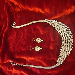 Elegant Silver Necklace And Earrings